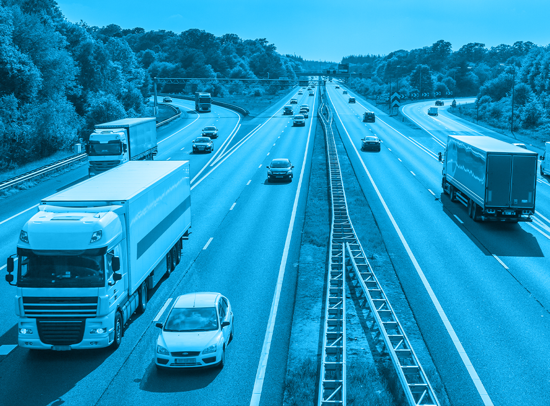 Uitzicht vanuit een auto op de weg